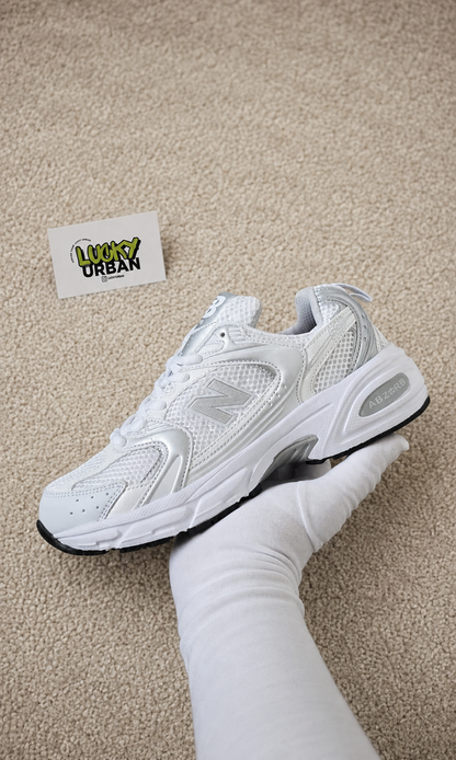 NEW BALANCE 530 BRANCO / PRATEADO
