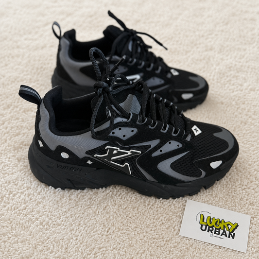 LOUIS VUITTON LV RUNNER TATIC PRETO