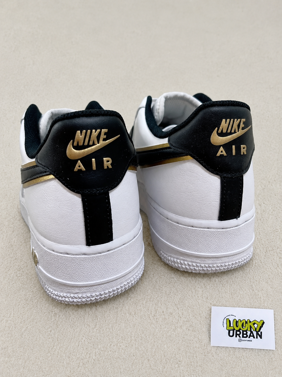 NIKE AIR FORCE 1 LOW BRANCO / PRETO / DOURADO