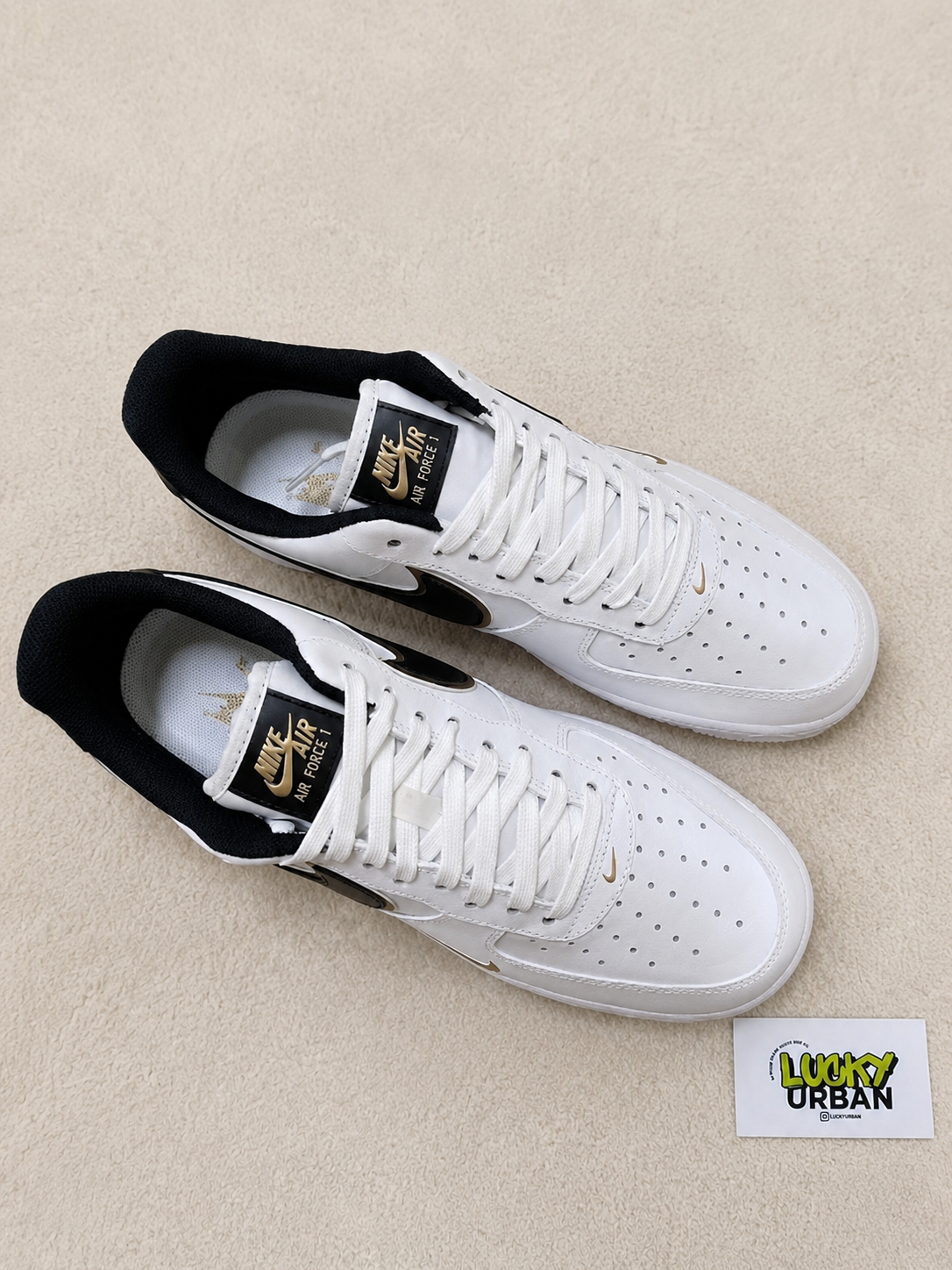 NIKE AIR FORCE 1 LOW BRANCO / PRETO / DOURADO