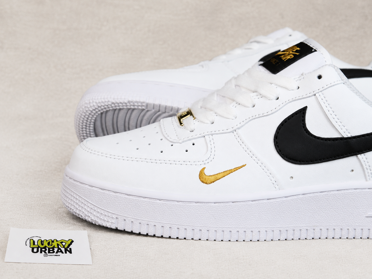 NIKE AIR FORCE 1 LOW BRANCO / PRETO / DOURADO