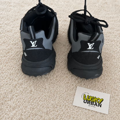 LOUIS VUITTON LV RUNNER TATIC PRETO